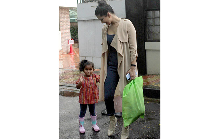 মুম্বাইয়ে লাগাতার বৃষ্টির কারণে একেবারে মানানসই পোশাকে দেখা গেল সানি লিওনকে।