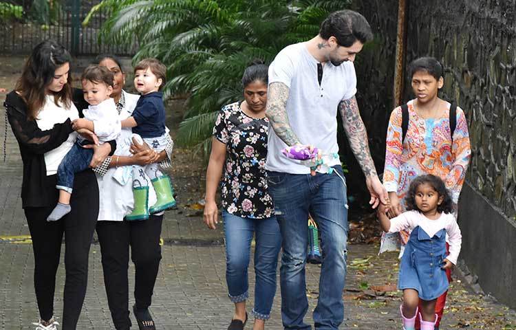 সন্তানদের সাথে আনন্দময় সময় কাটাতে তারা প্রায়ই ঘুরতে বের হন।