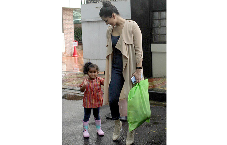 এদিন সানি ও তার মেয়ে নিশা দুজনের পায়ের দেখা গেল বর্ষার বুট জুতো।