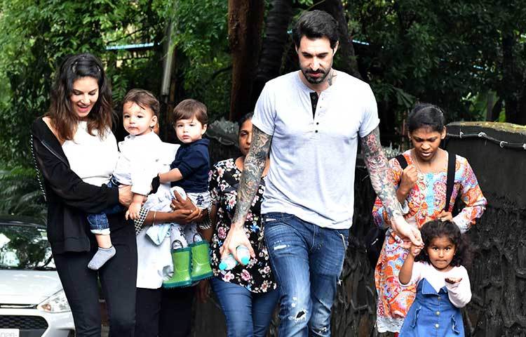 সানি-ড্যানিয়েল সন্তানদের সাথে ঘুরতে বের হয়ে গল্প করছেন।