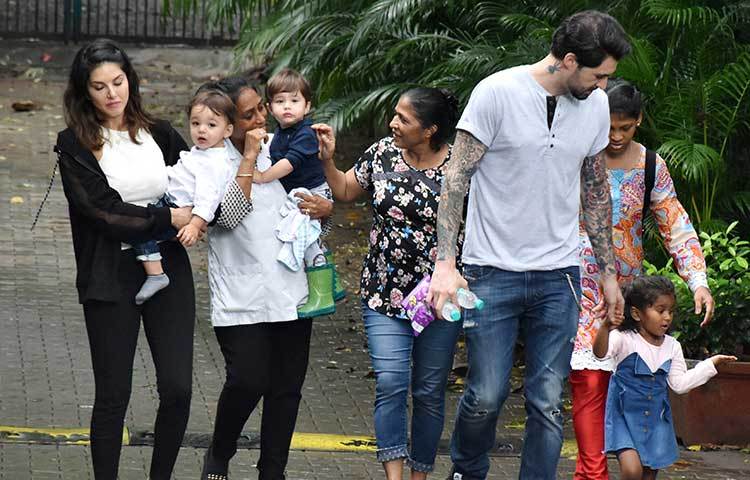 দত্তক সন্তানদের আনন্দময় পরিবেশে বড় করতে চান সানি-ড্যানিয়েল দম্পতি।