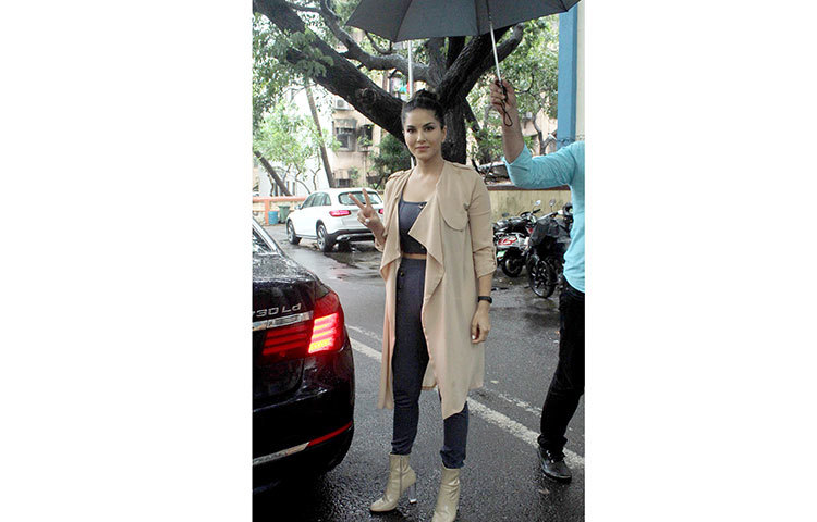 সাংবাদিকদের দেখে বিজয় চিহ্ন দেখাচ্ছেন সানি। প্রসঙ্গত, নিশা সানি ও ড্যানিয়েলের দত্তক কন্যা। আর আশের ও নোয়াকে সানি পেয়েছেন সারোগেসির মাধ্যমে।