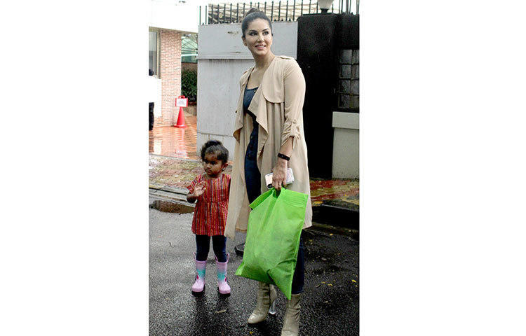 ফটো সাংবাদিকদের ক্যামেরা দেখেই হাত নাড়ল ছোট্ট নিশা।