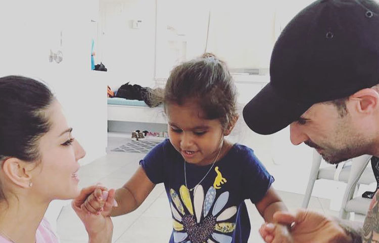 বাবা-মায়ের বিবাহ-বার্ষিকীতে তাদের হাতে কেক তুলে দেন সানি-ড্যানিয়েলের আদরের কন্যা নিশা।