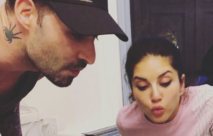 কেক কেটে বিবাহ-বার্ষিকীর সেলিব্রেশন সানি-ড্যানিয়েলের।