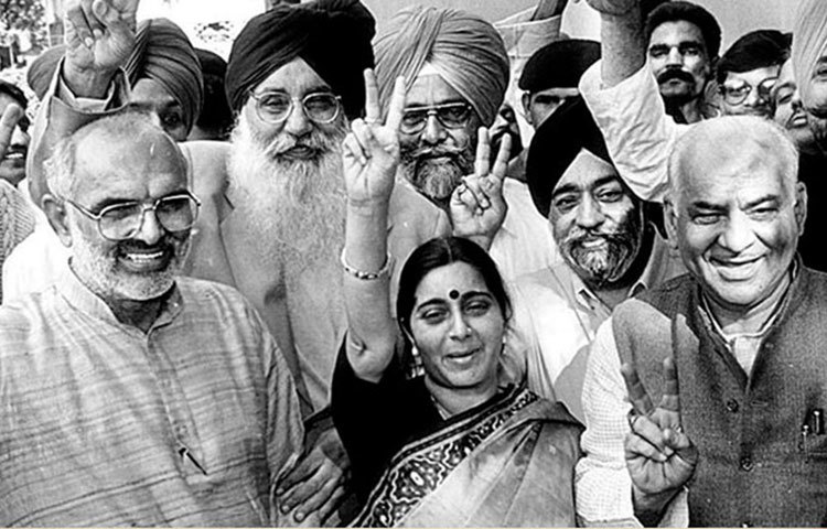 সত্তরের দশকে রাজনীতিতে প্রবেশ। হরিয়ানা জনতা পার্টির কনিষ্ঠতম (২৭ বছর) সভাপতির দায়িত্ব পালন করেন সুষমা স্বরাজ।