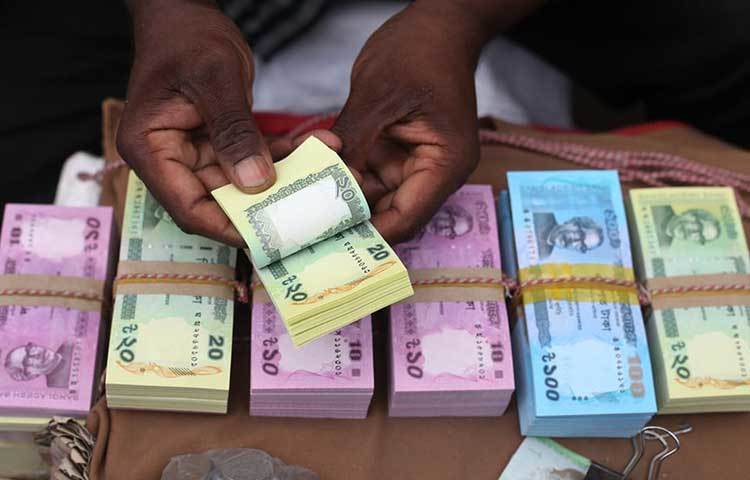 ঈদ উপলক্ষে প্রিয়জনদের সালামি দেয়ার জন্য এসব টাকার দোকান থেকে টাকা সংগ্রহ করেন মানুষ। ছবি: মাহবুব আলম