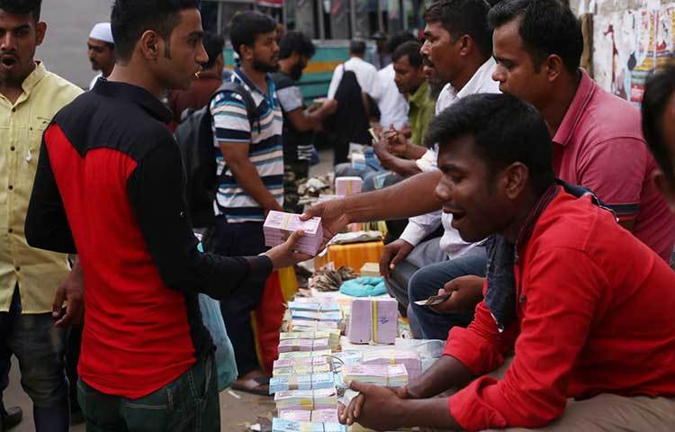 নতুন টাকা সংগ্রহ করছেন একজন। ছবি: মাহবুব আলম