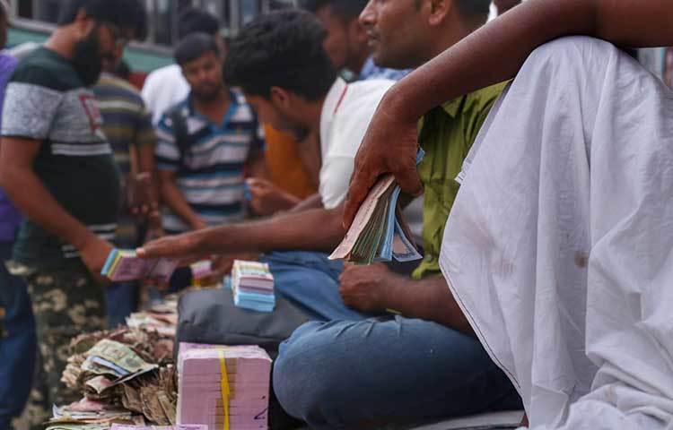 ঈদের আগের দিন পর্যন্ত জমজমাট থাকবে এই টাকার হাট। ছবি: মাহবুব আলম