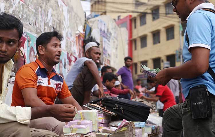 বিভিন্ন শ্রেণির মানুষ তাদের প্রিয়জনদের ঈদের সালামি দেয়ার জন্য নতুন টাকা সংগ্রহ করেন। ছবি: মাহবুব আলম