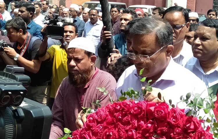 অভিনেতা টেলি সামাদকে ফুলেল শ্রদ্ধা জানাচ্ছেন তথ্যমন্ত্রী ড. হাসান মাহমুদ।