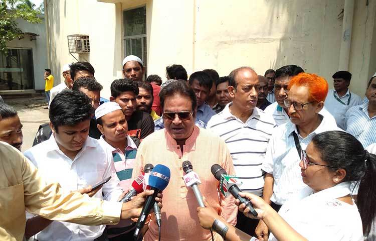 অভিনেতা আলীরাজ গণমাধ্যমের কাছে টেলি সামাদকে হারানোর শোক প্রকাশ করছেন।