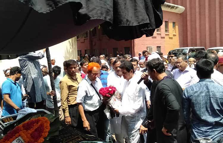 ফুল দিয়ে শ্রদ্ধা জানাচ্ছেন নায়ক ফারুক।