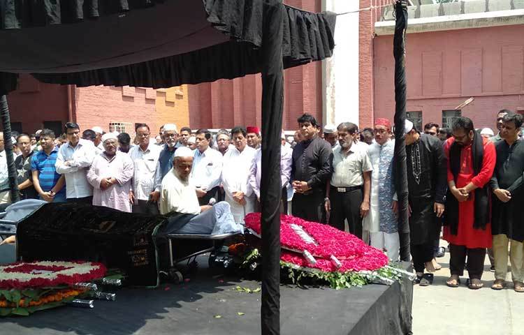 দীর্ঘদিনের প্রিয় সহকর্মীরা এলেন তাকে শেষ বিদায় জানাতে। এফডিসির জহির রায়হান কালার ল্যাব এর সামনে দুপুর সাড়ে ১২টায় তার চতুর্থ জানাজায় অংশ নেন তারা।