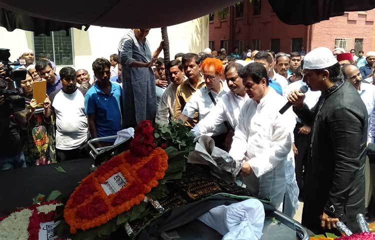 এ সময় জানাজায় উপস্থিত ছিলেন তথ্যমন্ত্রী হাছান মাহমুদ, তথ্য সচিব আব্দুল মালেক, এমপি ও চিত্রনায়ক আকবর পাঠান ফারুক, আলমগীর, জায়েদ খান, মুশফিকুর রহমান গুলজার, অমিত হাসান, সম্রাট, আলীরাজ, ফকির আলমগীর প্রমুখ।