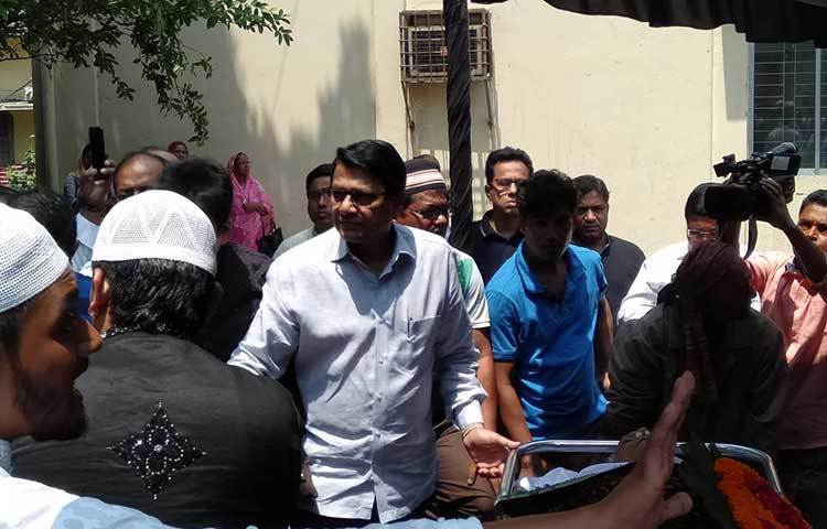 টেলি সামাদকে শেষ শ্রদ্ধা জানাতে এসেছেন নায়ক আলমগীর।