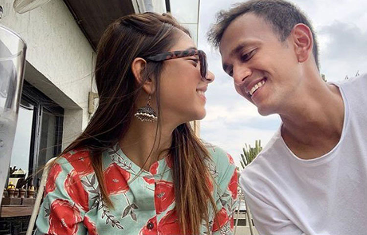 ইনস্টাগ্রামে নিজেদের ছবি শেয়ার করে বাগদানের খবর জানিয়েছেন নীতি। নতুন জীবনের জন্য তিনি সবার কাছে আশীর্বাদ আর শুভেচ্ছা চেয়েছেন।