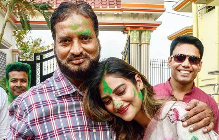 নিকটতম প্রতিদ্বন্দ্বী বিজেপি প্রার্থী সায়ন্তন বসুর থেকে নুসরত জয়ী হলেন বিপুল ব্যবধানে। নুসরত জিতলেন ৩,৫০,৩৬৯ ভোটে।