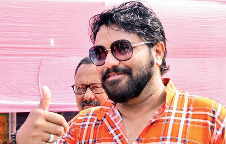 আসানসোল থেকে তৃণমূল কংগ্রেসের তরফে প্রতিদ্বন্দ্বিতা করেছিলেন মুনমুন সেন। মুনমুনের বিপরীতে দাঁড়িয়েছিলেন জনপ্রিয় গায়ক বাবুল সুপ্রিয়। বাবুল এর আগেও সাংসদ ছিলেন। কেন্দ্রীয় প্রতিমন্ত্রী হিসাবে দায়িত্ব পালনও করেছেন।