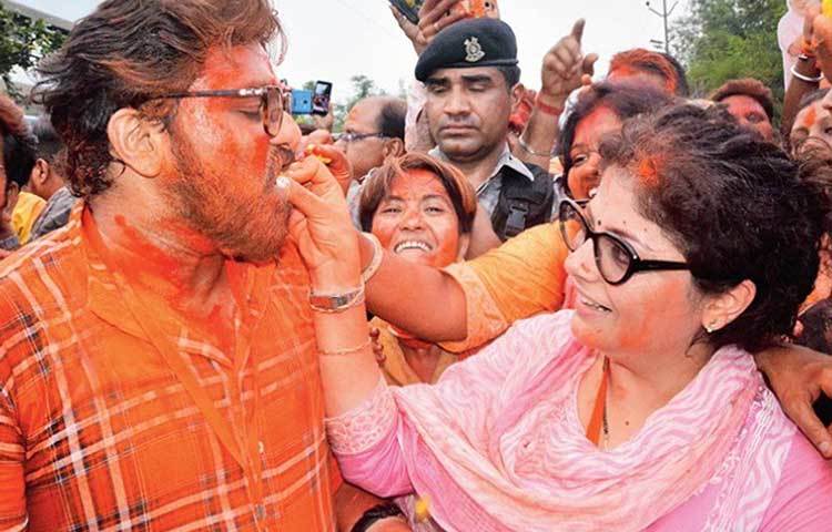 শতাব্দী রায়, রাজনীতির আঙিনায় নতুন নয়। বীরভূম থেকে আগেও দু’বার জিতেছেন টলিউডের এই অভিনেত্রী। জয়ের হ্যাটট্রিক করলেন তিনি। সাংসদ হিসাবে শতাব্দীকে বেশ পছন্দ করেন এলাকাবাসী, নেত্রী বলেন এমনটাই।