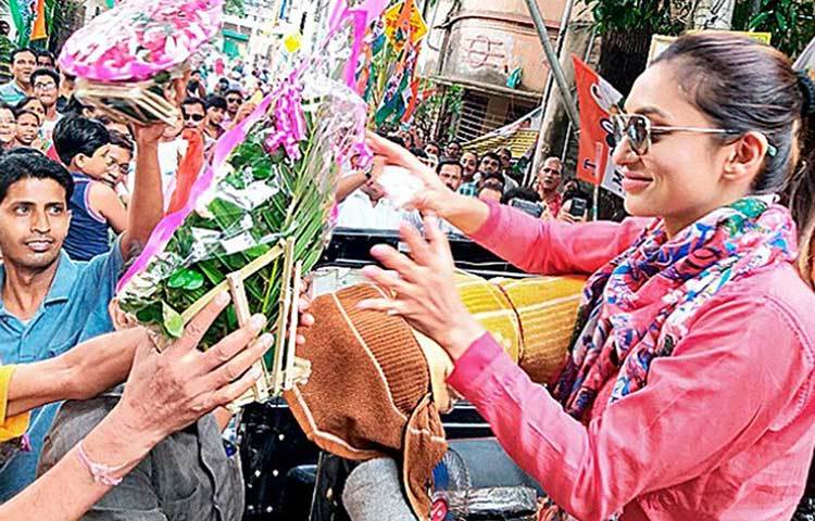 একুশের নির্বাচনের জন্য জোটবদ্ধ হয়ে আদা-জল খেয়ে এখন থেকে কাজ শুরু করতে হবে। জোটবদ্ধ হয়ে কাজ করা এই সময় অত্যন্ত জরুরি, বলছেন যাদবপুরে থেকে জয়ী প্রার্থী টলিউড অভিনেত্রী মিমি চক্রবর্তী।