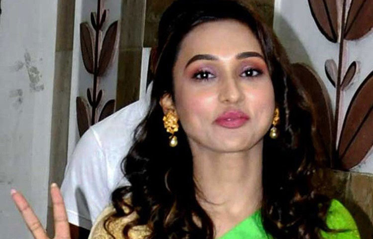 মিমি তৃণমূল কংগ্রেসের হয়ে প্রতিদ্বন্দ্বিতা করেছেন। ২,৯৫,২৩৯ ভোটে হারিয়ে দিয়েছেন নিকটতম প্রতিদ্বন্দ্বী বিজেপি প্রার্থী অনুপম হাজরাকে। সিপিএম প্রার্থী আইনজীবী বিকাশরঞ্জন ভট্টাচার্যও প্রতিদ্বন্দ্বিতা করেছিলেন মিমির সঙ্গেই।