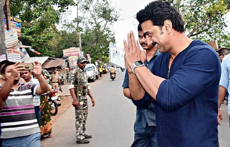 ঘাটাল থেকে প্রতিদ্বন্দ্বিতা করেছিলেন টলিউডের নায়ক, দেব। দুই দুইবার ঘাটাল তাকে নির্বাচনে জয়ী করল। দেবের প্রতিদ্বন্দ্বিতা ছিল বিজেপি প্রার্থী ভারতী ঘোষের সঙ্গেই মূলত।