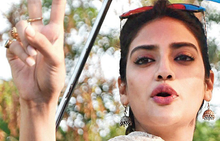 বসিরহাট কেন্দ্র থেকে তৃণমূল প্রতিদ্বন্দ্বিতা করেছিলেন টলিউডের গ্লামারাস নায়িকা নুসরত জাহান। প্রথম দিন থেকেই নিজের কেন্দ্রের প্রতিটি মানুষের কাছে পৌঁছনোর প্রতিশ্রুতি দিয়েছিলেন নুসরত।