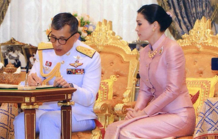 বিয়ের পরই স্ত্রীকে নতুন রানি উপাধি দিয়েছেন তিনি। রাজপরিবারের বিবৃতিতে বলা হয়, রাজা মহা ভাজিরালংকর্ন রানি সুথিদা ভাজিরালংকর্ন আয়ুধ্যাকে রাজপরিবারে নেওয়ার সিদ্ধান্ত নিয়েছেন। এখন থেকে সুথিদা রাজপরিবারের সদস্য হিসেবে সব ধরনের মর্যাদা ভোগ করবেন।