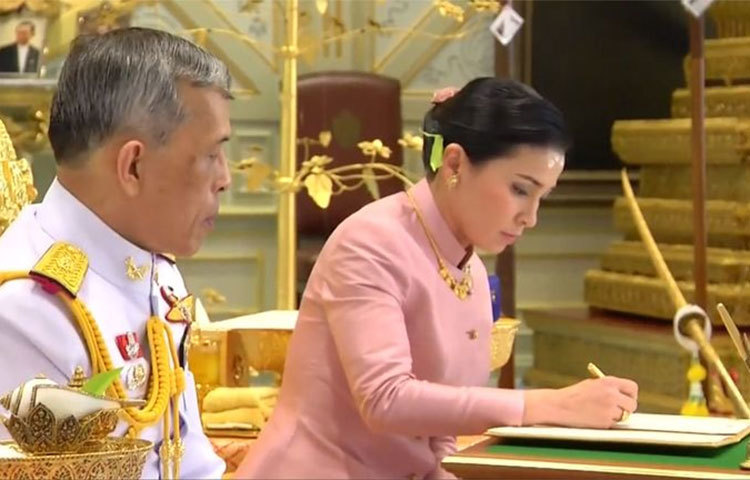 ব্যাংককের ডুসিট প্যালেসে রাজার বিয়ের আনুষ্ঠানিকতা সম্পন্ন হয়। বিয়ের দিনে রাজা পরেছিলেন সাদা পোশাক আর ঐতিহ্যবাহী থাই সিল্ক পোশাকে ছিলেন সুথিদা।