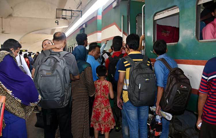 নির্ধারিত ট্রেনের যাত্রীরা ট্রেনে উঠতে শুরু করেছে। ছবি: বিপ্লব দিক্ষিৎ
