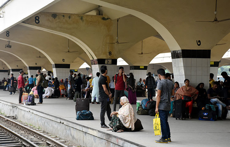 স্টেশনে আসা সবার মাঝেই বাড়ি ফেরার ব্যস্ততা। ছবি: বিপ্লব দিক্ষিৎ
