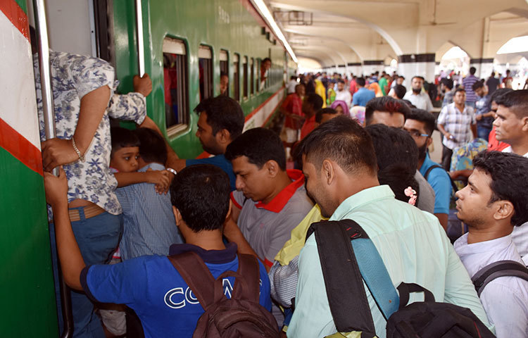 ট্রেনে ওঠার প্রতিযোগিতা, কে কার আগে উঠতে পারে। ছবি: বিপ্লব দিক্ষিৎ