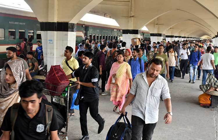 নিজ গন্তব্যে যেতে কমলাপুর ট্রেন স্টেশনে ছুটে আসে ঘরমুখো মানুষ। ছবি: বিপ্লব দিক্ষিৎ