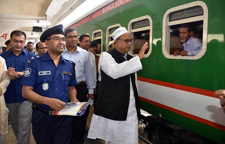 রেলমন্ত্রী কমলাপুর রেল স্টেশন পরিদর্শনে আসেন। ছবি: বিপ্লব দিক্ষিৎ