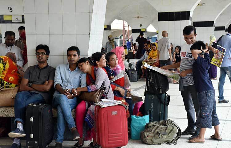 ঈদ যাত্রার প্রথম দিনেই বেশিরভাগ ট্রেন-ই বিলম্বে ছেড়েছে। ফলে ভোগান্তি হলেও তা মেনেই ঘরে ফিরছেন মানুষ। ছবি: বিপ্লব দিক্ষিৎ