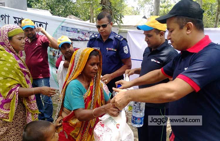 রোববার (২৮ জুলাই) গাইবান্ধা জেলার সাঘাটা উপজেলার বোনারপাড়া এলাকায় ত্রাণ বিতরণ শুরু করেছে জাগো নিউজ। ছবি: মাহবুব আলম