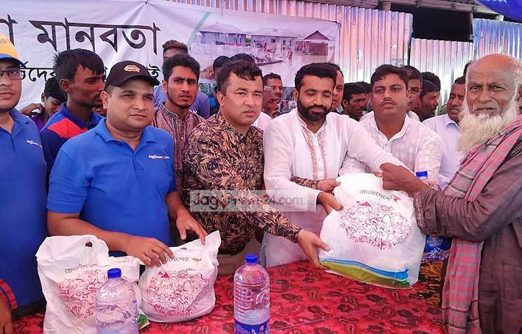 আগে থেকেই হাজার হাজার বানভাসি মানুষ অপেক্ষা করছিলেন সেখানে। অপেক্ষমাণ বানভাসি দুই হাজার পরিবারের মাঝে ত্রাণসামগ্রী তুলে দেয়া হয়। ছবি: মাহবুব আলম
