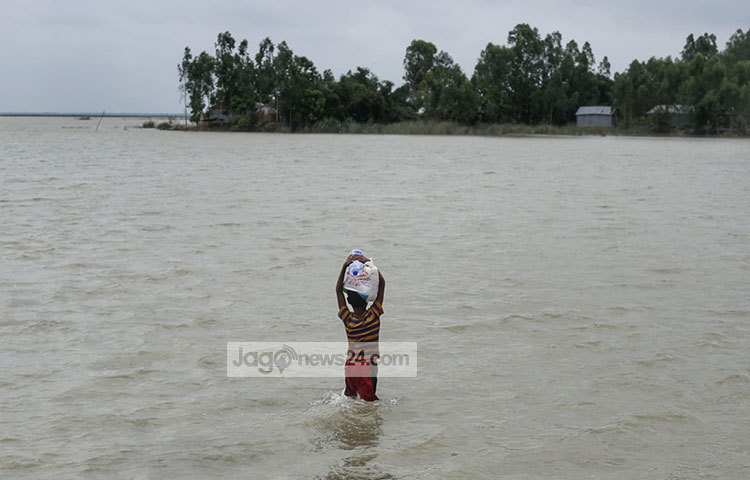 প্রসঙ্গত, চলমান বন্যায় এ পর্যন্ত দেশের ১৭ জেলায় ৪৮ লাখ ৬৯ হাজার ৫১৬ জন মানুষ ক্ষতিগ্রস্ত হয়েছেন। এ মানুষগুলোর পাঁচ লাখ ৩১ হাজার ৯৪৯টি ঘরবাড়ি ক্ষতিগ্রস্ত হয়েছে। ছবি: মাহবুব আলম