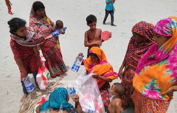 ত্রাণ পেয়ে অনেক খুশি অনেক আনন্দিত এই মায়েরা। ছবি: মাহবুব আলম