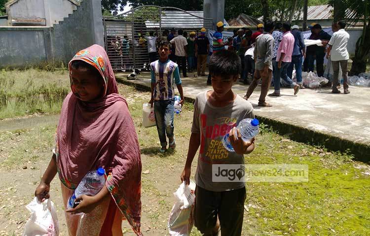 বোনারপাড়াসহ হেলেঞ্চা, কালপানি, শিমুল তাহির এলাকার বন্যা-কবলিত মানুষ এখান থেকে ত্রাণ সংগ্রহ করেন। প্রায় ২ হাজার পরিবারের মাঝে ত্রাণ বিতরণ করা হয়। ছবি: মাহবুব আলম