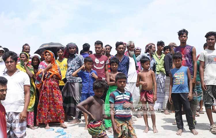 ত্রাণ নিতে এসছে যমুনার চরের মানুষ। ছবি: মাহবুব আলম