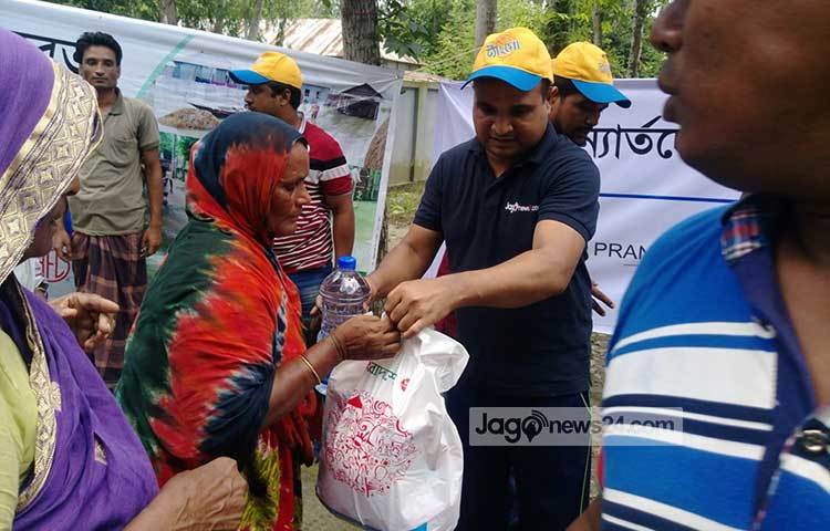 জাগো নিউজের এবারের ত্রাণসহায়তা কার্যক্রম দলে রয়েছেন জাগো নিউজের ভারপ্রাপ্ত সম্পাদক মহিউদ্দিন সরকার, প্রাণ-আরএফএল গ্রুপের সহকারী মহাব্যবস্থাপক জিয়াউল হক, জাগো নিউজের সহকারী বার্তা সম্পাদক মাহাবুর আলম সোহাগ, ওয়েব ইনচার্জ হাসিবুল হাসান আশিক। ছবি: মাহবুব আলম