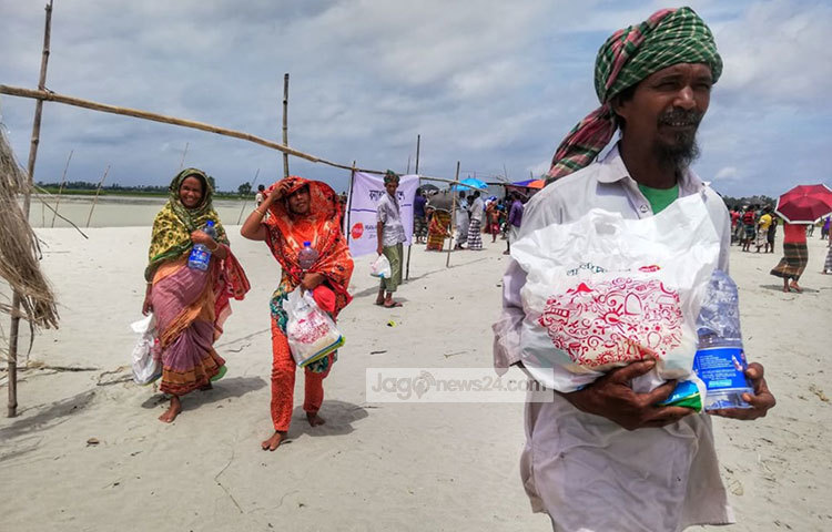 দুর্দিনে প্রাণ-আরএফলের ত্রাণ সামগ্রী পেয়ে ভীষণ খুশি চরের মানুষ। ছবি: মাহবুব আলম