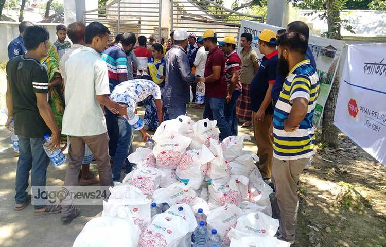 ত্রাণ বিতরণ কার্যক্রমের সঙ্গে আরও রয়েছেন জাগো নিউজের নিজস্ব প্রতিবেদক আবু সালেহ সায়াদাত, হিসাবরক্ষণ কর্মকর্তা ফয়সাল খান ও নিজস্ব আলোকচিত্রী মাহবুব আলম।