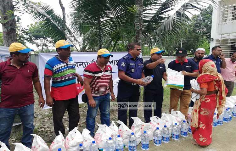 বন্যার্তদের মাঝে ত্রাণ বিতরণ করা হচ্ছে। ছবি: মাহবুব আলম