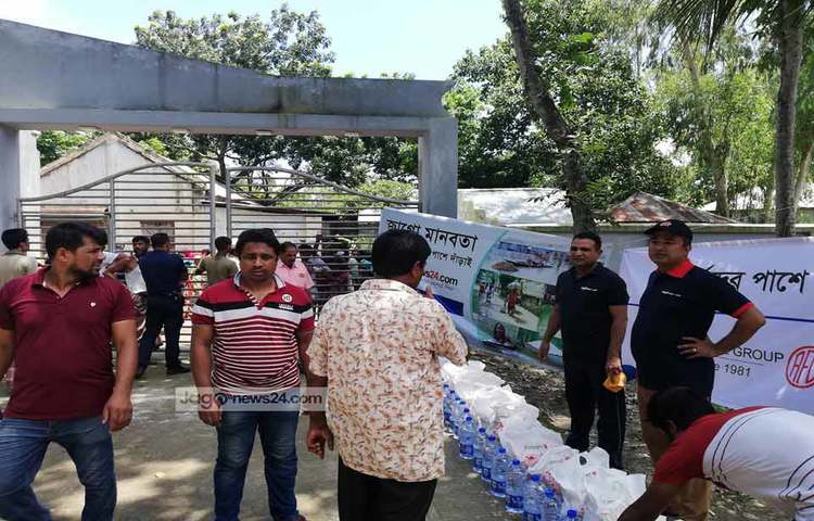 ত্রাণ বিতরণকালে জাগো নিউজের ভারপ্রাপ্ত সম্পাদক মহিউদ্দিন সরকার বলেন, ‘বন্যায় দেশের উত্তরাঞ্চলের নদী তীরবর্তী মানুষজন নানাভাবে ক্ষতিগ্রস্ত হয়েছেন। আমারা আমাদের সাধ্যমতো চেষ্টা করেছি এসব পানিবন্দি অসহায় মানুষের পাশে দাঁড়াতে।’ ছবি: মাহবুব আলম