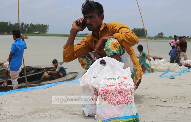 ত্রাণসামগ্রী হাতে পেয়ে কাউয়াখোলা ইউনিয়নের বাসিন্দা সাইদুল হক বলেন, আজ জাগো নিউজ আর প্রাণ-আরএফএল গ্রুপ আমাদের মতো অসহায় দুই হাজার পরিবারের হাতে ত্রাণ তুলে দিল। এতে আমাদের খুবই উপকার হয়েছে। তারা যে ত্রাণ দিয়েছে তাতে অন্তত তিন দিন তিন বেলা খেতে পারব আমরা। ছবি: মাহবুব আলম