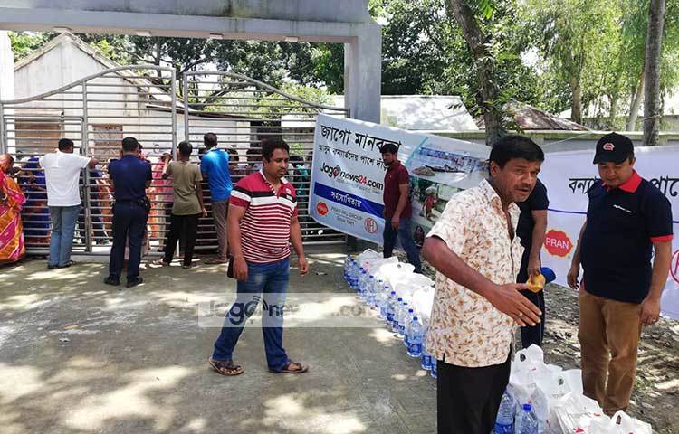 মহিউদ্দিন সরকার আরও বলেন ‘বন্যার্তদের জন্য এবার প্রাণ-আরএফএল গ্রুপের সহযোগিতায় প্রায় ২৫ লাখ টাকার ত্রাণসামগ্রী বিতরণ করা হচ্ছে। এর মধ্যে রয়েছে- চাল, ডাল, মুড়ি, পানি, বিস্কুট, স্যালাইনসহ নানা খাদ্যসামগ্রী।’ ছবি: মাহবুব আলম
