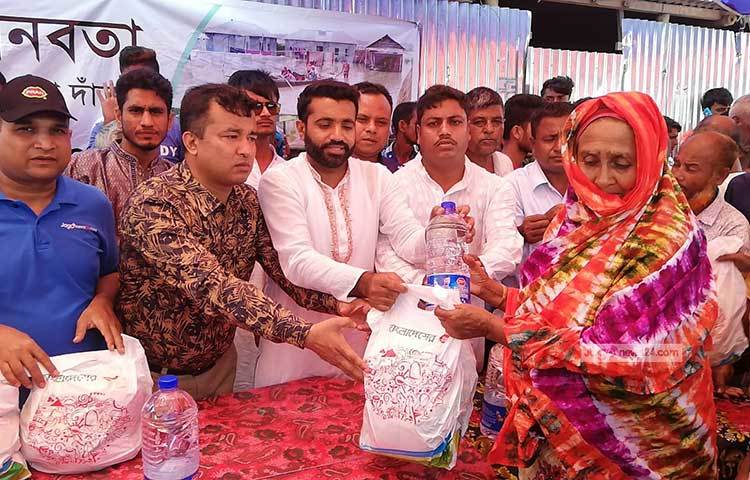 জাগো নিউজের এবারের ত্রাণসহায়তা কার্যক্রম দলে রয়েছেন জাগো নিউজের ভারপ্রাপ্ত সম্পাদক মহিউদ্দিন সরকার, প্রাণ-আরএফএল গ্রুপের সহকারী মহাব্যবস্থাপক জিয়াউল হক, জাগো নিউজের সহকারী বার্তা সম্পাদক মাহাবুর আলম সোহাগ, ওয়েব ইনচার্জ হাসিবুল হাসান আশিক, নিজস্ব প্রতিবেদক আবু সালেহ সায়াদাত, হিসাবরক্ষণ কর্মকর্তা ফয়সাল খান ও নিজস্ব আলোকচিত্রী মাহবুব আলম। ছবি: মাহবুব আলম